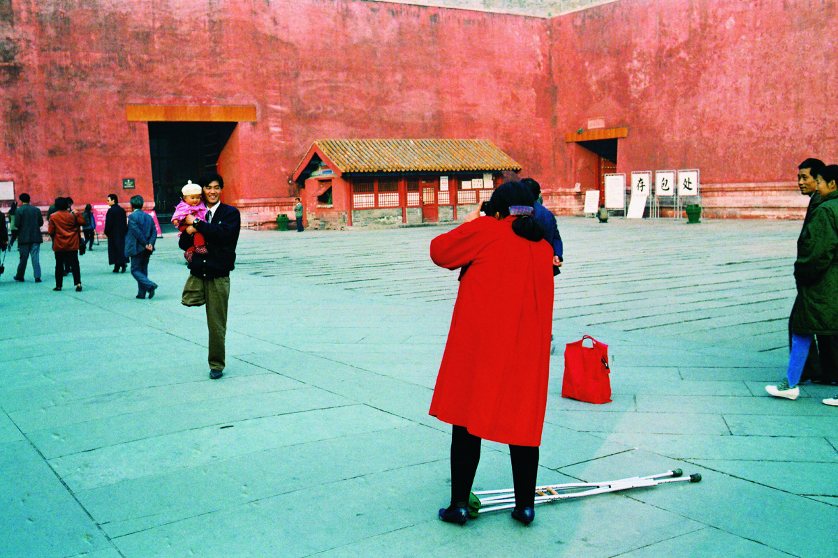 1983. 北京.故宫午门一家人。