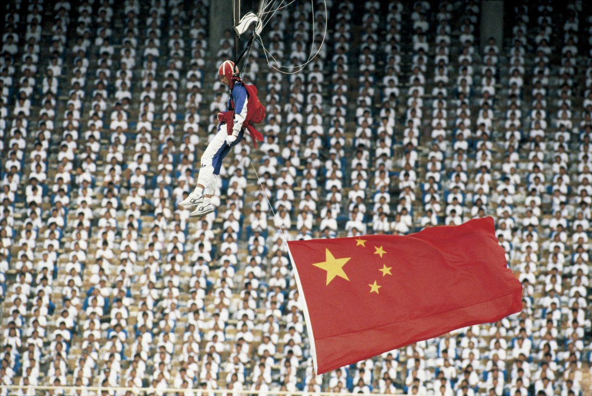 1990. 北京. 亚运会开幕式空降神兵。
