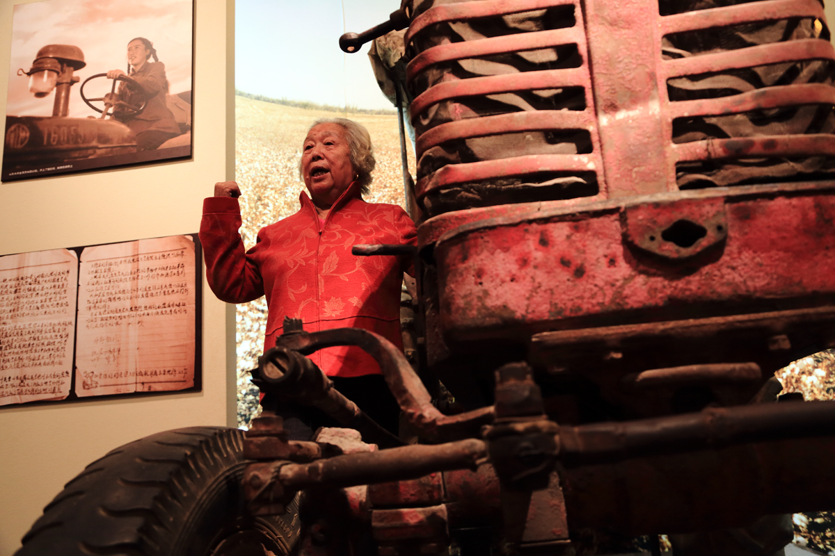 2012年9月19日新疆.兵团军恳博物馆.第一代兵团女拖拉机手.这是我当年风采。