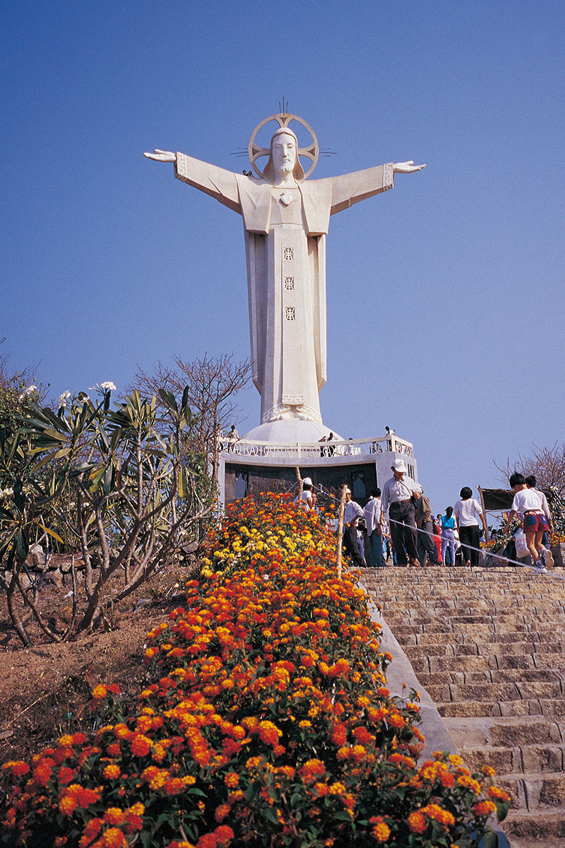 【飞越丝路】拍摄时间：1994年6月、拍摄地点：亚洲越南头顿省耶稣像、拍摄相机：莱卡216、底片：3.6cm×2.4cm