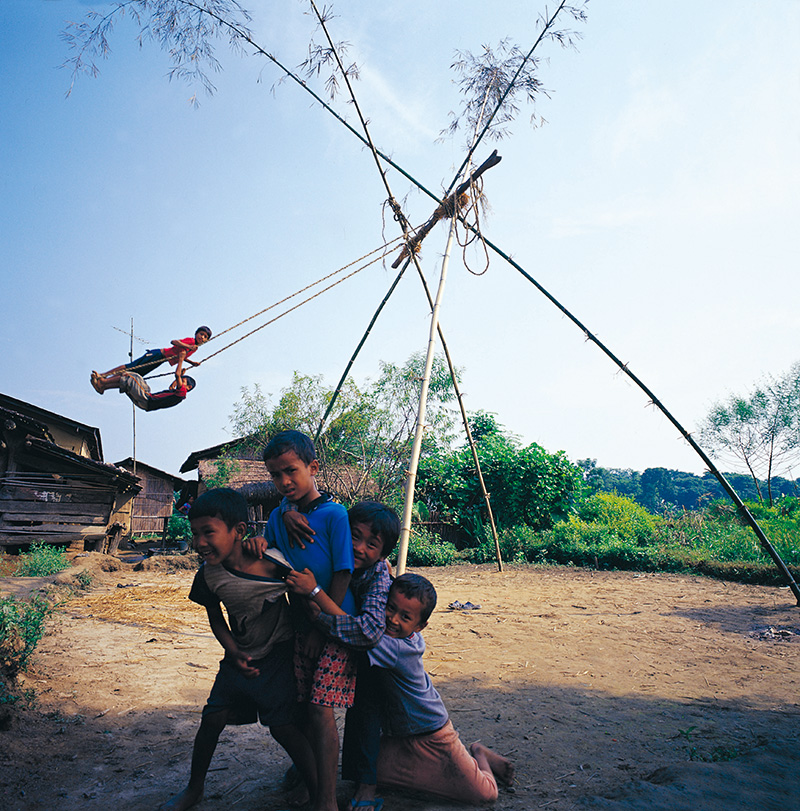 【飞越丝路】拍摄时间：2006年10月、拍摄地点：亚洲尼泊尔奇特旺、作品名称：荡秋千的小孩拍摄相机：哈苏903SWC拍摄、底片尺寸：6cmx6cm