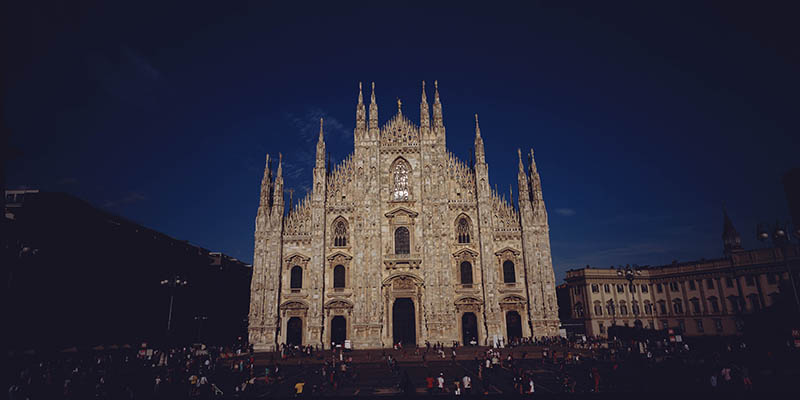 【飞越丝路】拍摄时间：2015年8月、拍摄地点：欧洲意大利世界上最大的哥特式教堂米兰大教堂、拍摄时间2015年8月、拍摄相机：骑士612、底片：6cm×12cm