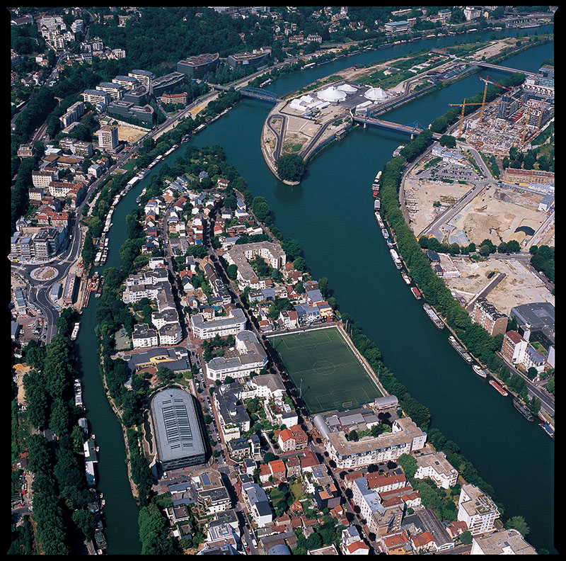 【飞越丝路】拍摄时间：2013年6月、拍摄地点：欧洲法国巴黎塞纳河、拍摄相机：哈苏503、相片尺寸：6cm×6cm