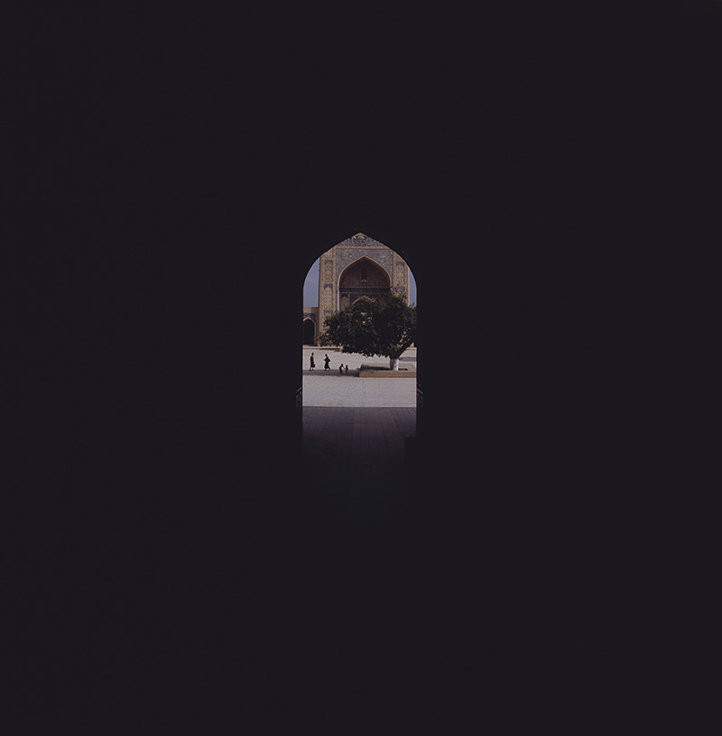 【飞越丝路】拍摄时间：2014年9月、拍摄地点：亚洲乌兹别克列基斯坦世界文化文遗产地、作品名称：伊斯兰神学院人行道、拍摄相机：哈苏905SWC、底片：6cmx6cm