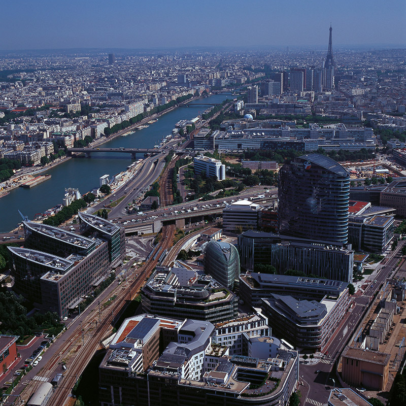 【飞越丝路】拍摄时间：2013年6月、拍摄地点：欧洲法国巴黎塞纳河和埃菲尔铁塔、拍摄相机：哈苏503、相片尺寸：6cm×6cm