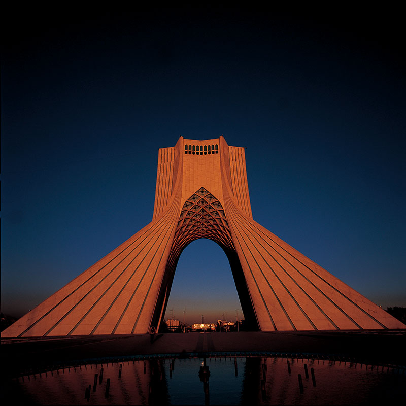 【飞越丝路】拍摄时间：2013年10月、拍摄地点：亚洲伊朗德黑兰自由纪念塔、拍摄时间：2013年10月、拍摄相机：哈苏905SWC、底片：6cm×6cm