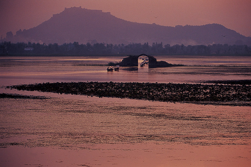 【飞越丝路】拍摄时间：2009年10月、拍摄地点：亚洲印度印控克米尔湖达尔湖落日、拍摄相机：尼康F6、底片：2.4cm×3.6cm