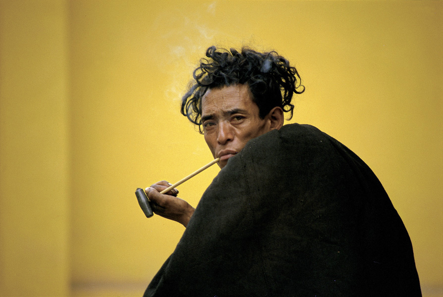 四川凉山，彝族男人在抽烟
