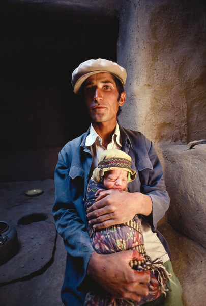 帕米尔高原手抱婴孩的塔吉克族父亲。新疆喀什塔什库尔干