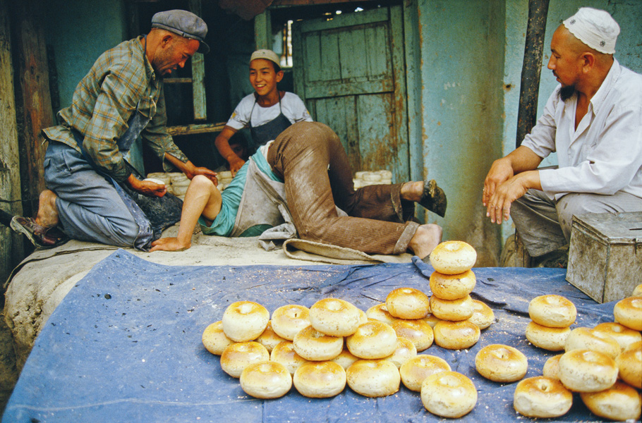 製饟的维吾尔人。新疆阿克苏
