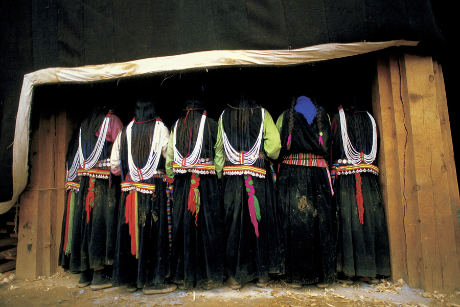 四川理塘，藏族妇女服饰