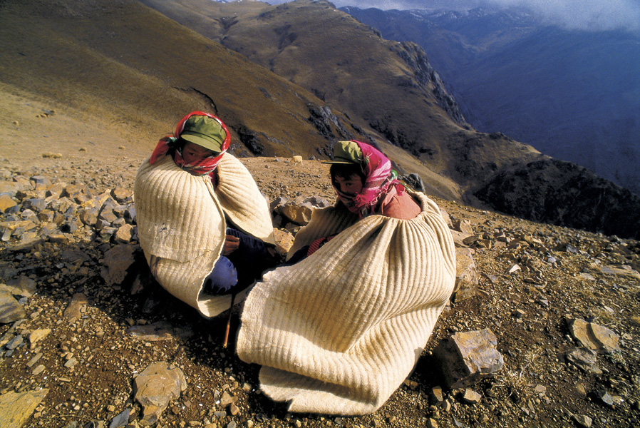 云南乌蒙山，围着毛毯的彝族牧羊女子