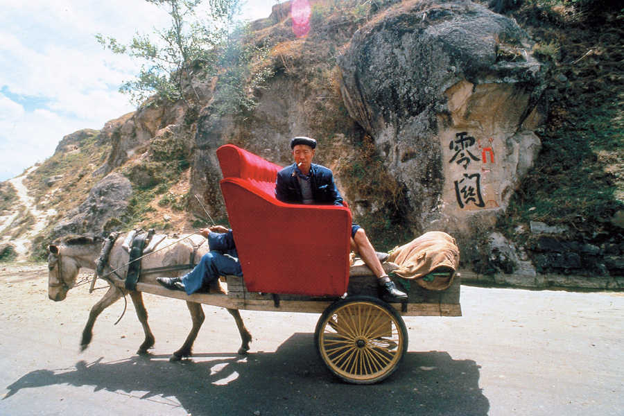 四川雅安宝兴，经过灵关镇的红色沙发马车