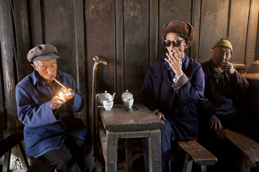 云南腾冲，木屋木桌木椅子，老人们在这里享受着平和的晚年